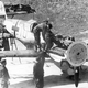 Mecánicos alemanes alineando el sincronizador de un Messerschmitt Bf 109E. Foto: Wikimedia Commons